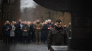 זלנסקי מול האנדרטה