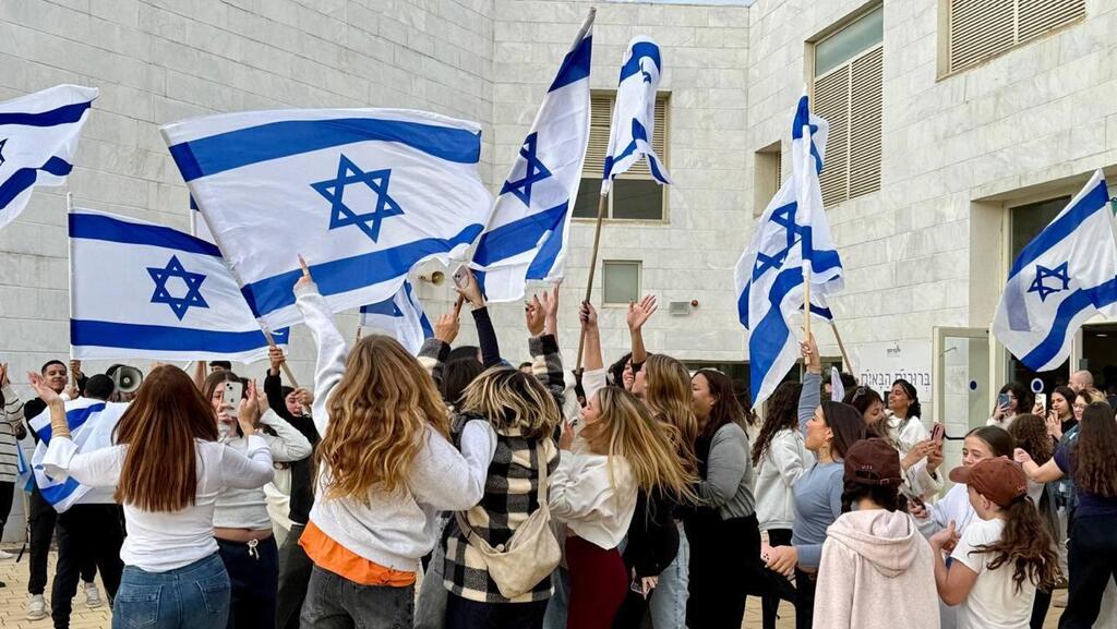 תלמידי ביה"ס עמי אסף בבית ברל, בו למדה לירי אלבג, חוגגים את שובה