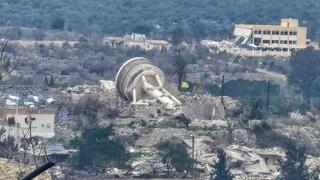 דגל חיזבאללה לצד מגדל המים ההרוס