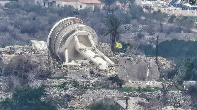 דגל חיזבאללה לצד מגדל המים ההרוס