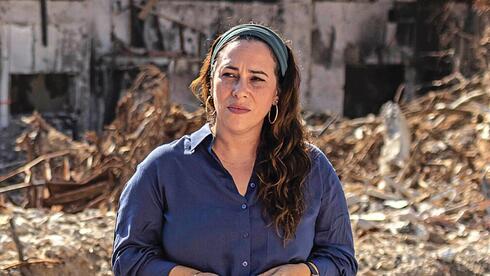 אקשטיין בביקור בקיבוץ בארי. "אמרתי לבעלי: 'אני במילואים'. במשך שבועיים לא ישנתי"