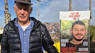 שאול לוי, סבא של נעמה לוי שהחזיק את השלט שלה והיה בכיכר מיתר מעל 470 יום -  החליף לשלט של החטוף עומר ונקרט