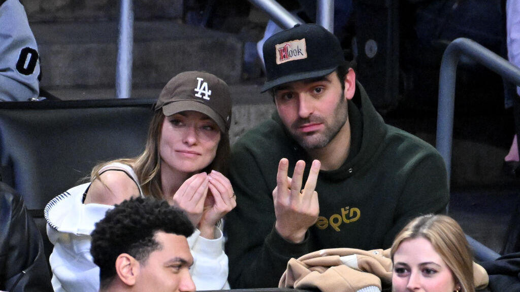 Olivia Wilde and her new guy, Dane Diliegro, at a Lakers-Celtics game (Photo: Allen Berezovsky/Getty Images) אוליביה ווילד דיין דיליגרו