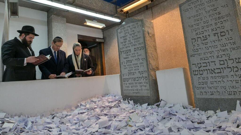 הנשיא הרצוג ורעייתו מיכל בתפילה בקרב הרבי מלובביץ