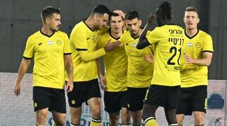 שחקני מכבי נתניה חוגגים את שער היתרון