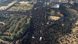 עקורים עזתים מתאספים ליד ציר נצרים, ממתינים לאפשרות לחזור צפונה