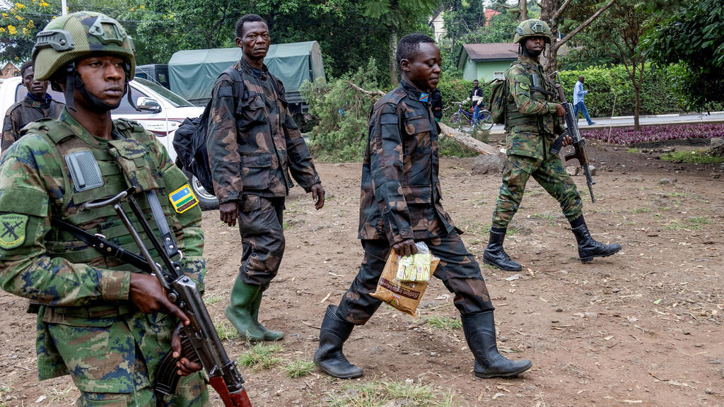 Rwandan soldiers surround Congolese troops who surrendered during the fighting (Photo: REUTERS/Jean Bizimana) חיילים בצבא רואנדה לצד חיילים בצבא קונגו שנכנעו לחימה בעיר גומה מזרח קונגו