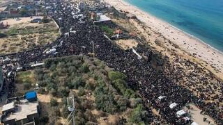 עקורים פלסטינים נעים לכיוון ציר נצרים לקראת חזרה לצפון רצועת עזה