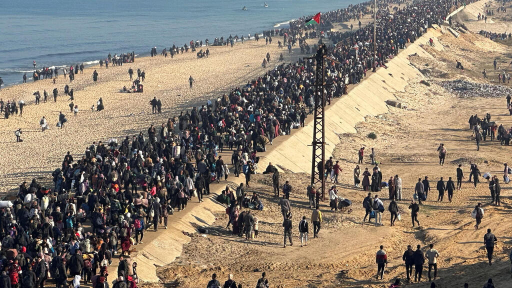 עקורים פלסטינים חוזרים לצפון רצועת עזה