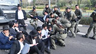 הפגנת חרדים מחוץ ללשכת הגיוס בתל השומר בהשתתפות ראשי ישיבות שליט"א