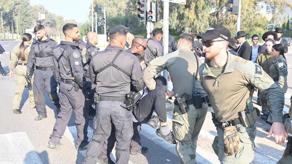 הפגנת חרדים מחוץ ללשכת הגיוס בתל השומר בהשתתפות ראשי ישיבות שליט"א