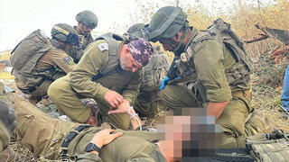 ד"ר נדב חיים מטפל בפצועים בשטח