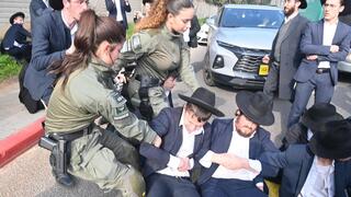 הפגנת חרדים מחוץ ללשכת הגיוס בתל השומר בהשתתפות ראשי ישיבות שליט"א