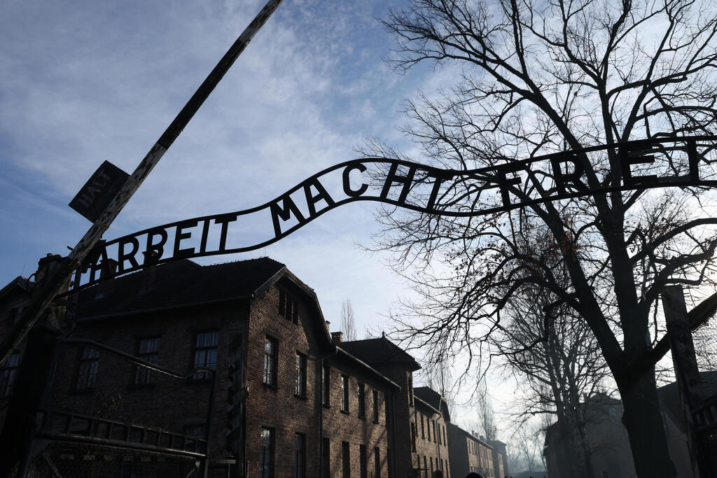 Entrance to the Auschwitz concentration camp (Photo: Sean Gallup, GettyImages) הכניסה למחנה אושוויץ