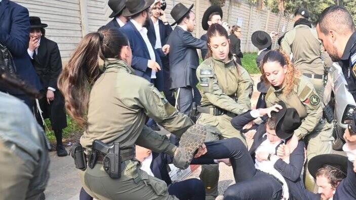 הפגנת חרדים מחוץ ללשכת הגיוס בתל השומר בהשתתפות ראשי ישיבות שליט"א