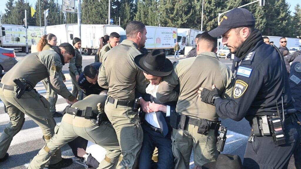 הפגנת חרדים מחוץ ללשכת הגיוס בתל השומר בהשתתפות ראשי ישיבות שליט"א