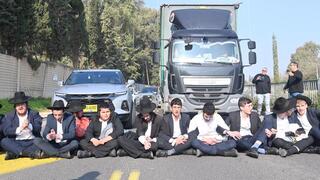 הפגנת חרדים מחוץ ללשכת הגיוס בתל השומר בהשתתפות ראשי ישיבות שליט"א