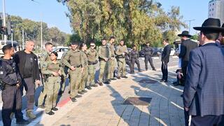 הפגנת חרדים מחוץ ללשכת הגיוס בתל השומר בהשתתפות ראשי ישיבות שליט"א