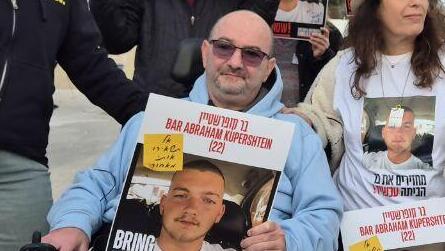 טל קופרשטיין, אביו של החטוף בר קופרשטיין בהפגנה בכיכר ג'וינט בירושלים