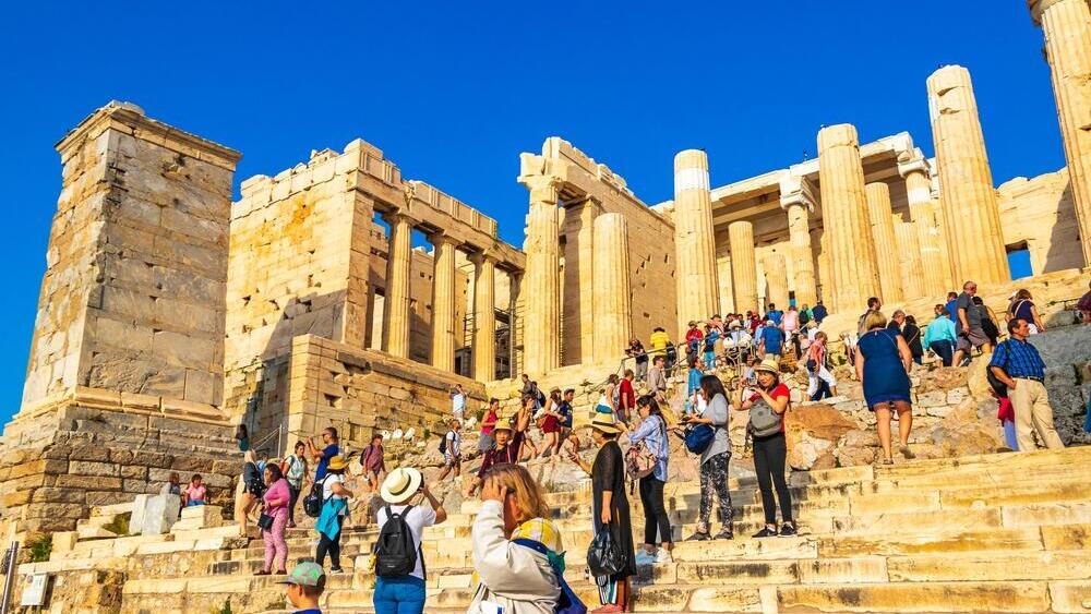 Афины (Фото: Arkadij Schell / shutterstock) מבקרים באקרופוליס של אתונה