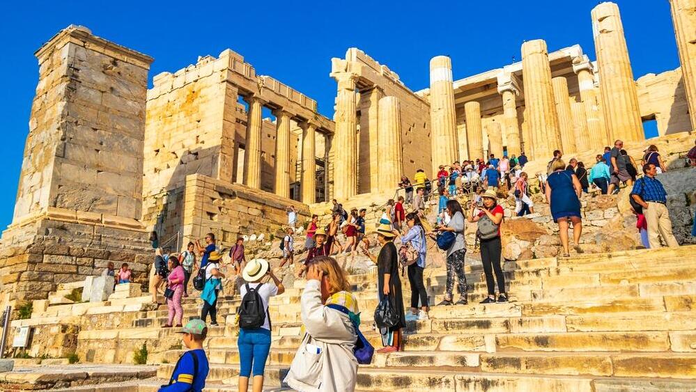 מבקרים באקרופוליס של אתונה