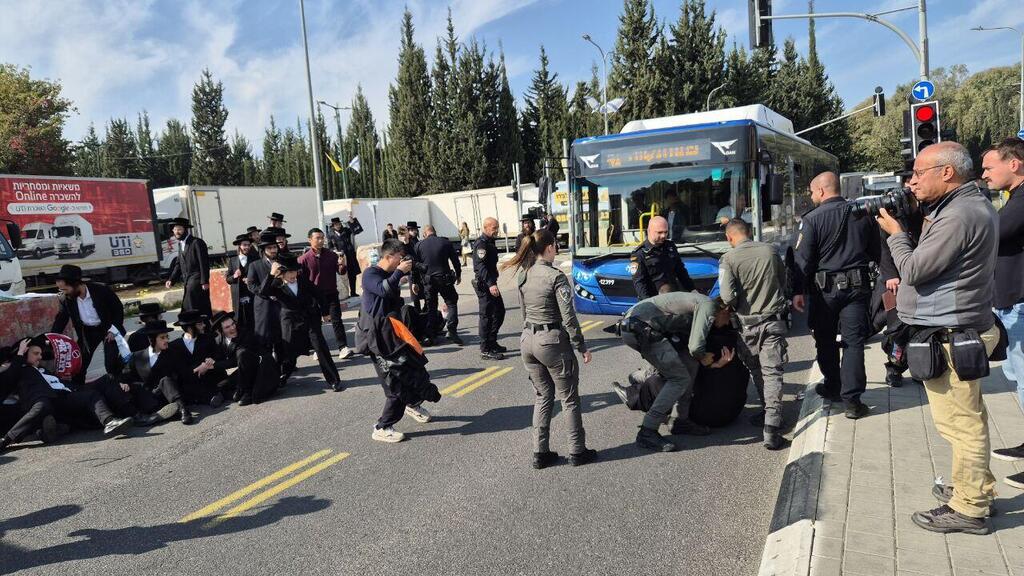 החרדים הקיצוניים בכניסה ללשכת הגיוס בתל השומר