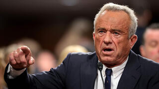 רוברט פ' קנדי ג'וניור מועמדו של טראמפ ל שר הבריאות של ארה"ב ב שימוע ב סנאט