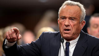 רוברט פ' קנדי ג'וניור מועמדו של טראמפ ל שר הבריאות של ארה"ב ב שימוע ב סנאט