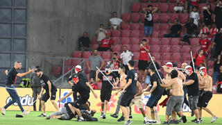 אוהדי באר-שבע מתפרעים בטרנר