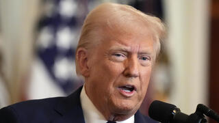 נשיא ארה"ב דונלד טראמפ חותם על חוק נגד מהגרים בטקס הבית הלבן