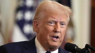 נשיא ארה"ב דונלד טראמפ חותם על חוק נגד מהגרים בטקס הבית הלבן