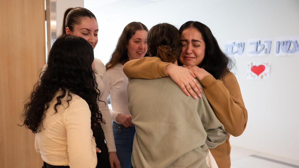 רגע האיחוד המרגש של ארבע התצפיתניות עם חברתן אגם ברגר