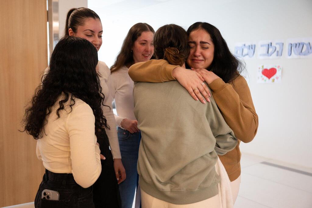 רגע האיחוד המרגש של ארבע התצפיתניות עם חברתן אגם ברגר