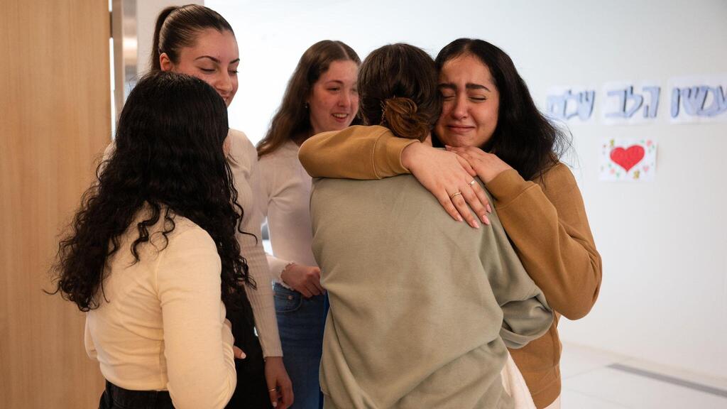 רגע האיחוד המרגש של ארבע התצפיתניות עם חברתן אגם ברגר