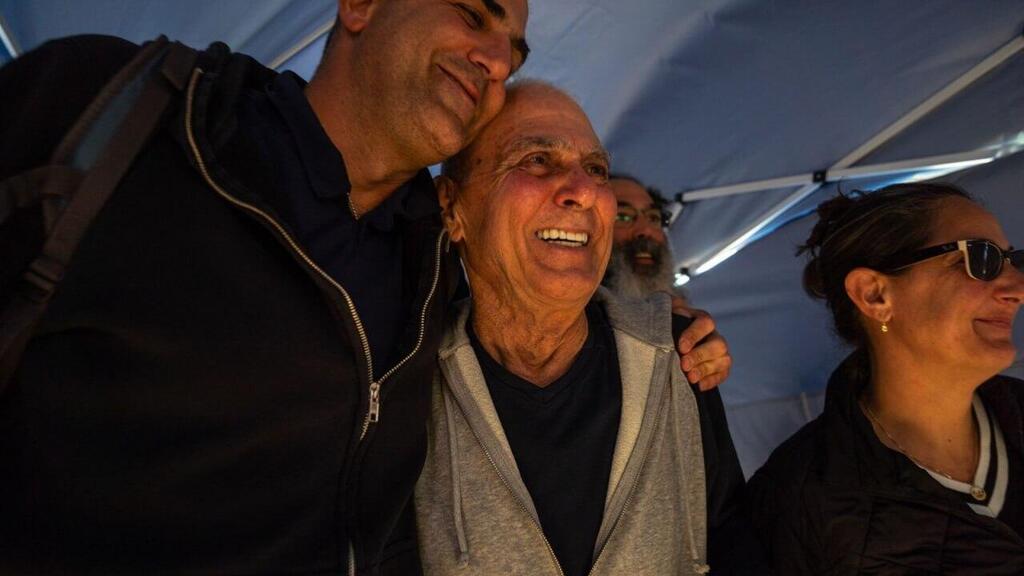   גדי מוזס במפגש המרגש עם ילדיו בנקודת הקליטה הראשונית ובדרכם לבית החולים
