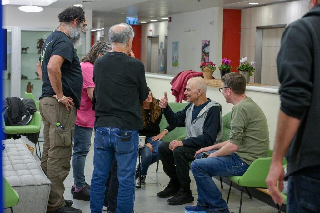 גדי מוזס במפגש המרגש עם בני משפחתו בבית החולים איכילוב