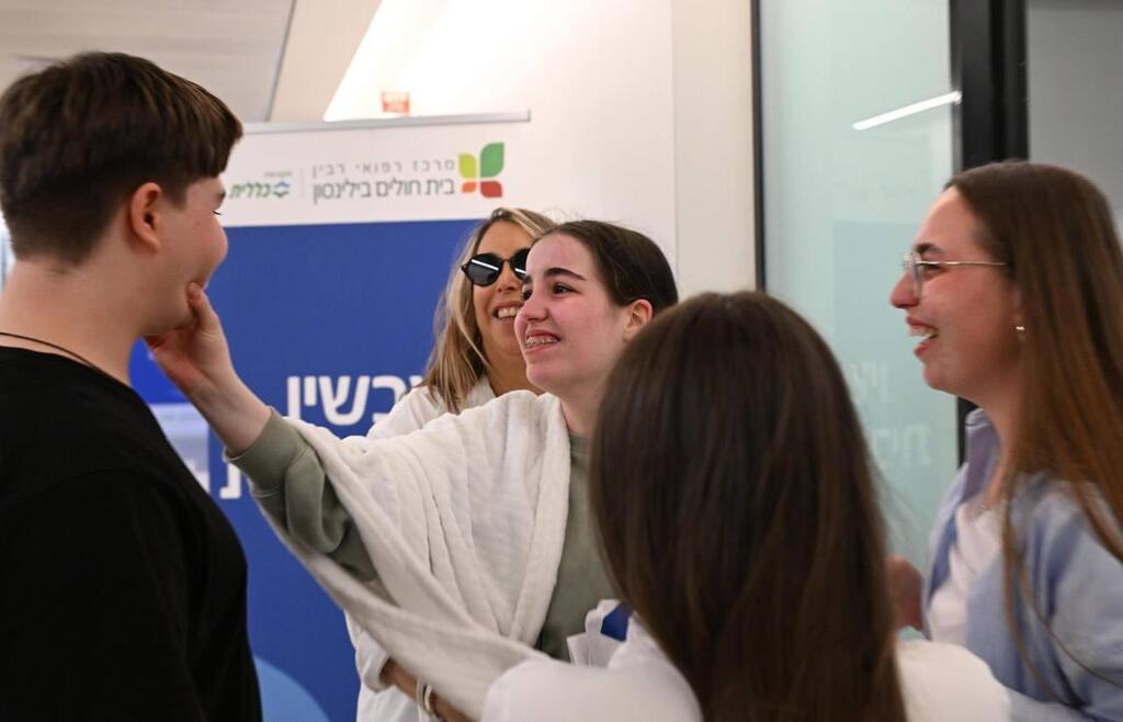 רגעי המפגש המרגש של אגם ברגר עם משפחתה בבית החולים בילינסון