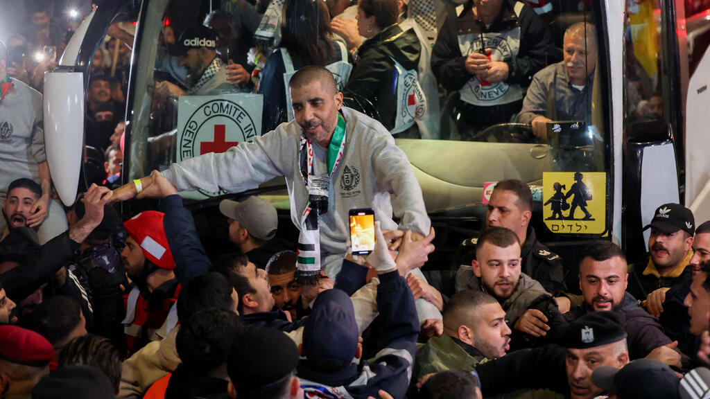 Celebrations in Ramallah in honor of the release of terrorist Zakaria Zubeidi (Photo: Ahmad Gharabli / AFP) חגיגות ברמאללה לכבוד שחרור של המחבל זכריה זביידי