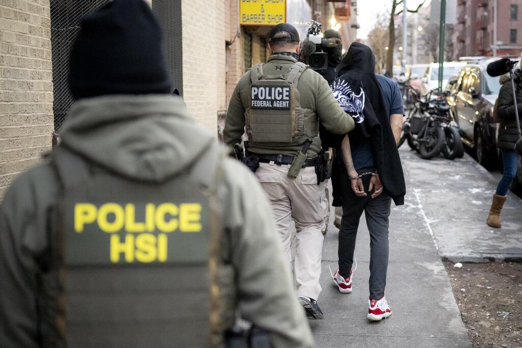 Raid against immigrants in New York (Photo: from the X page of US Homeland Security Secretary Kristi Noem) פשיטה למעצר מסתננים מהגרים נגד הגירה ב ניו יורק ארה"ב