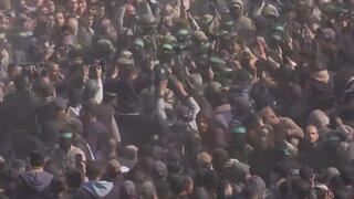 ארבל יהוד וגדי מוזס עוברים לידי הצלב האדום