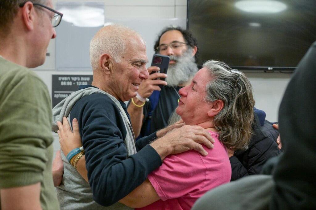 גדי מוזס במפגש המרגש עם בני משפחתו בבית החולים איכילוב
