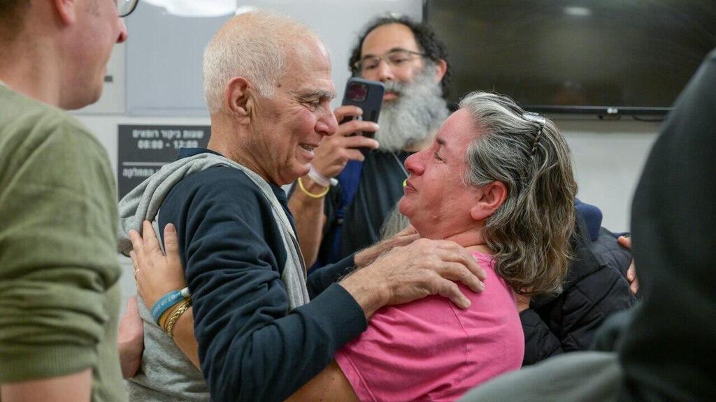 גדי מוזס במפגש המרגש עם בני משפחתו בבית החולים איכילוב
