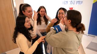 רגע האיחוד המרגש של ארבע התצפיתניות עם חברתן אגם ברגר