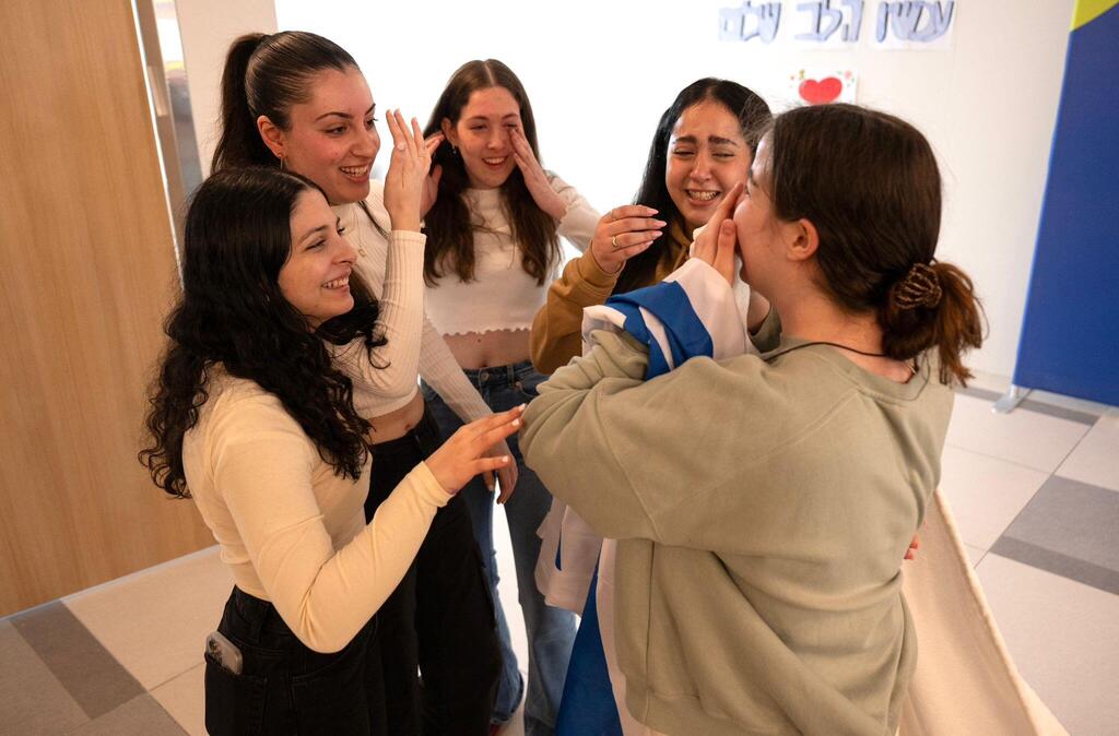 רגע האיחוד המרגש של ארבע התצפיתניות עם חברתן אגם ברגר