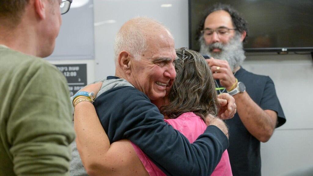 גדי מוזס במפגש המרגש עם בני משפחתו בבית החולים איכילוב