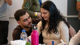 ארבע התצפיתניות - דניאלה, לירי, נעמה וקרינה - ששבו לארץ בשבת האחרונה, ממתינות לחברתן אגם