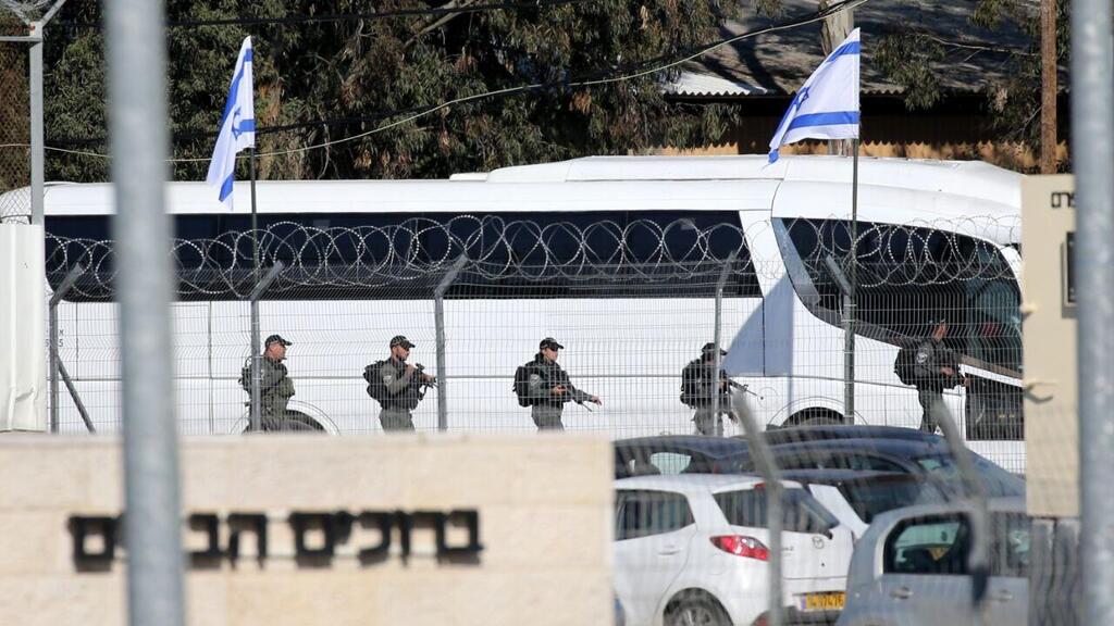 האוטוסים חוזרים לכלא עופר