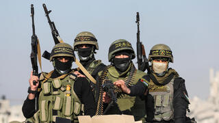 מחבל מחבלים של הג'יהאד האיסלאמי ג'יהאד איסלאמי במהלך שחרור החטופים גדי מוזס ו ארבל יהוד ב חאן יונס רצועת עזה