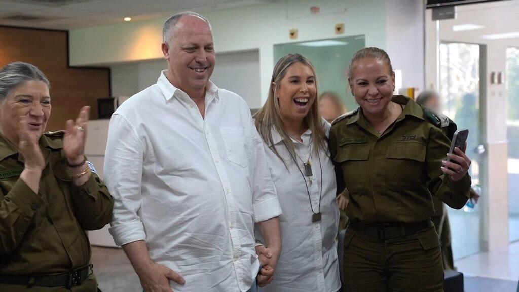 הוריה של אגם ברגר צופים בהעברתה לצלב האדום