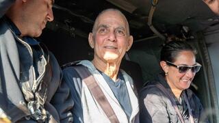   גדי מוזס במפגש המרגש עם ילדיו בנקודת הקליטה הראשונית ובדרכם לבית החולים